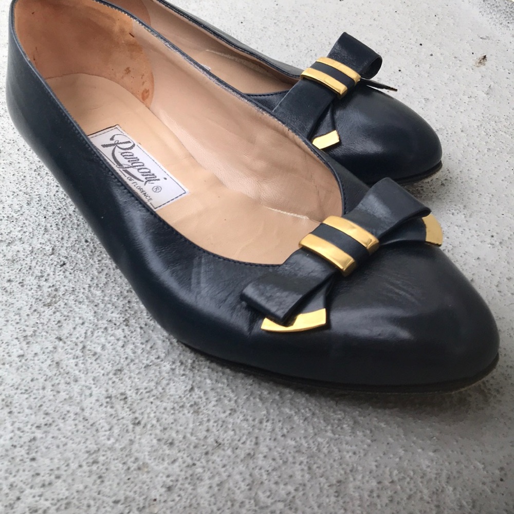 Vintage Preppy Classy Navy and Gold 80s Kitten Heels with Delicate Bow Accent